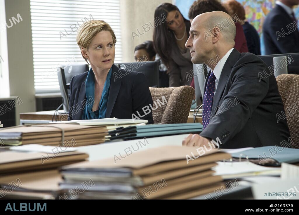 LAURA LINNEY and STANLEY TUCCI in THE FIFTH ESTATE, 2013, directed by BILL CONDON. Copyright DREAMWORKS SKG.