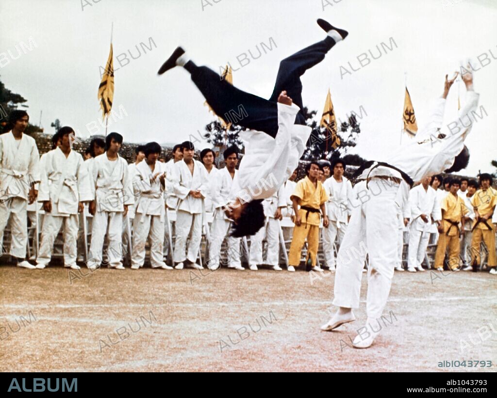 BRUCE LEE en OPERACIÓN DRAGÓN, 1973 (ENTER THE DRAGON), dirigida por ROBERT CLOUSE. Copyright CONCORD/WB.