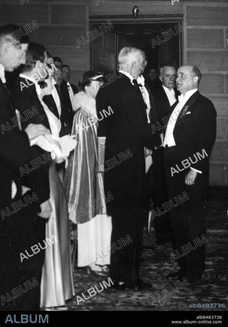File Sweden Nobel 1931. Chemistry laureate Carl Bosch, Germany receives his prize from the hands of his majesty king Gustaf V of Sweden. Bosch shares the prize with Friedrich Bergius, Germany. Foto: TT / Kod: 194.