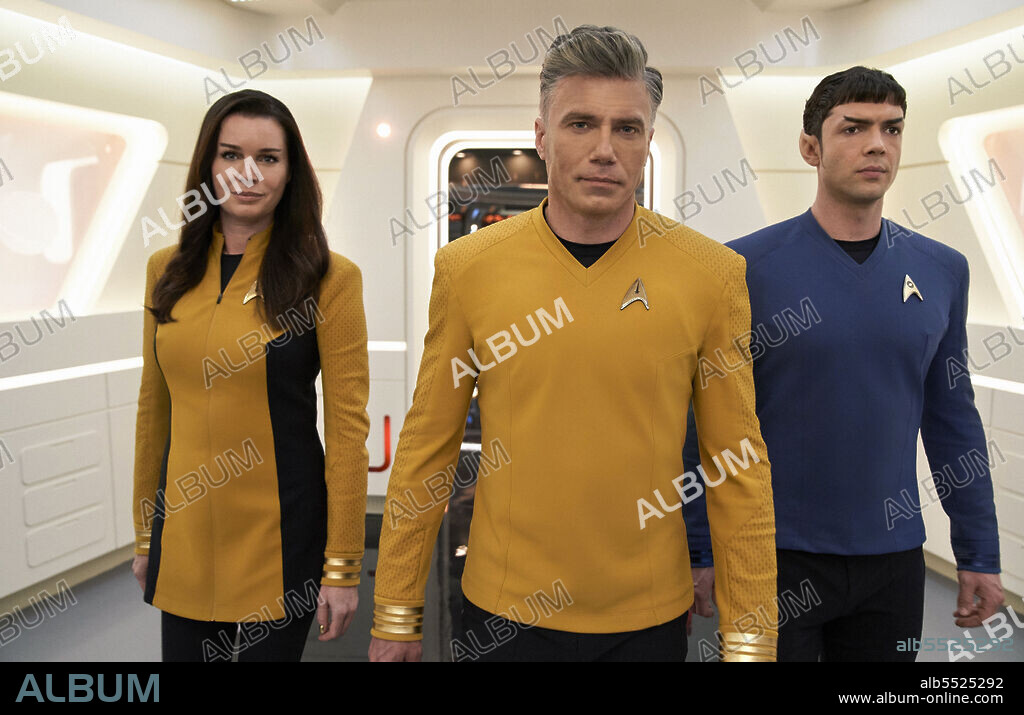 ANSON MOUNT, ETHAN PECK and REBECCA ROMIJN in STAR TREK: STRANGE NEW WORLDS, 2022, directed by AKIVA GOLDSMAN, CHRIS FISHER and LESLIE HOPE. Copyright CBS Television Studios.