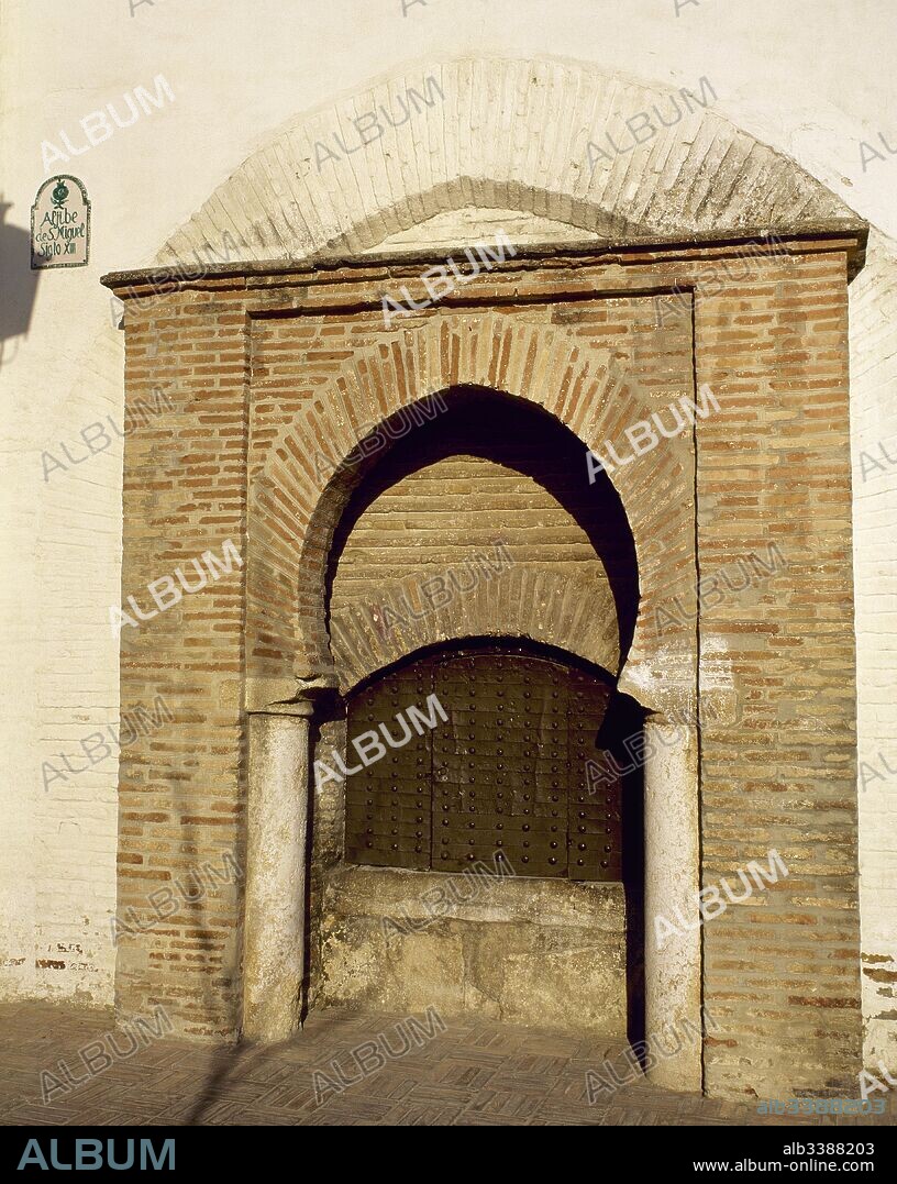 Aljibe de San Miguel. Construcción del siglo XIII erigida en ladrillo y con un arco de herradura, típico de la arquitectura árabe. Granada. Andalucía. España.
