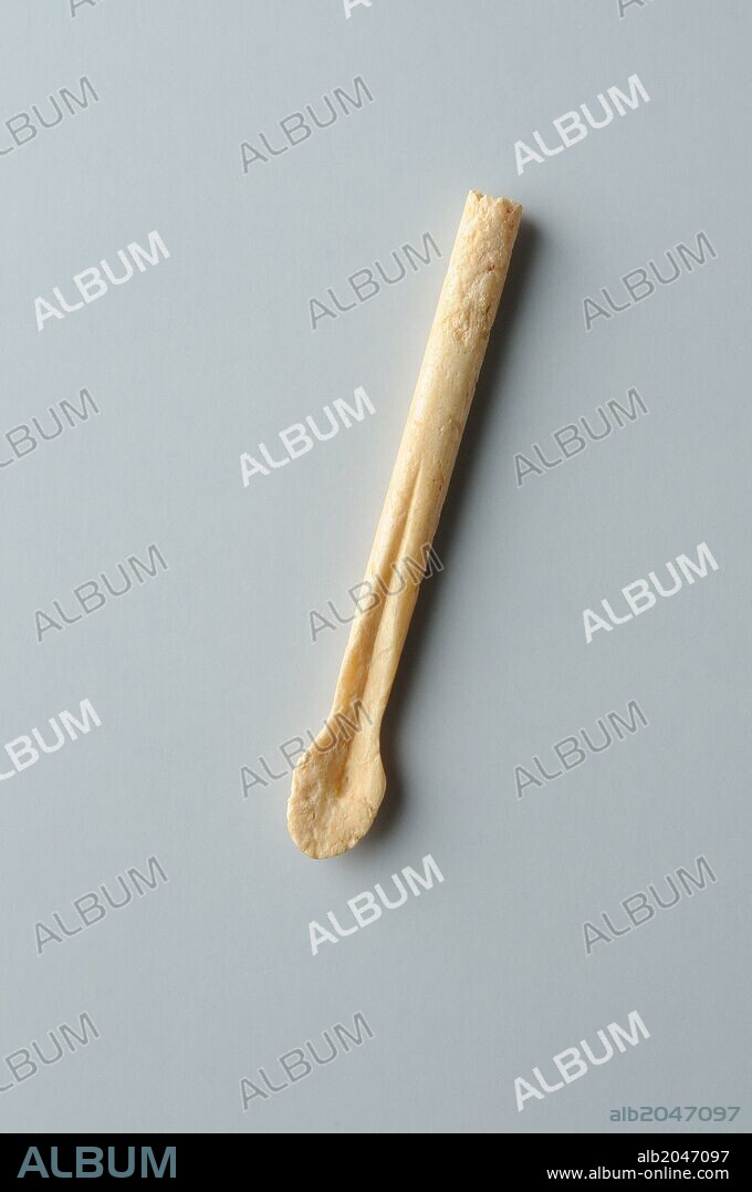 Lígula , pequeña cucharilla de hueso de uso cosmético o médico .14, 2 cm x 0, 8 cm  ( Siglo III- V d. C ) Epoca romana procedente de la " Casa de los Grifos " - Yacimiento arqueológico de Complutum en Alcalá de Henares ( Madrid ). ESPAÑA .
