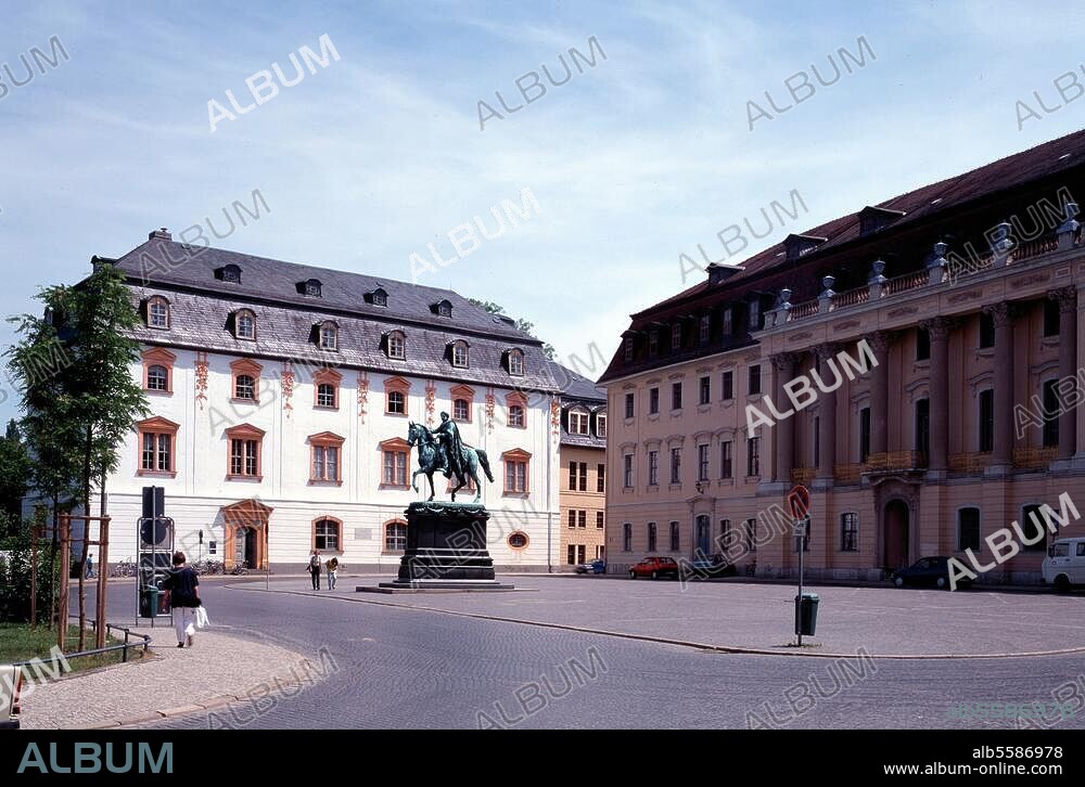 Weimar (Thüringen), Fürstenplatz - Platz der Demokratie. Platzansicht mit Reiterstandbild des Großherzogs Karl August (1875 von Adolf Dorndorf); links Herzogin-Anna-Amilia-Bilbiothek (erb. 1562/66; Arch.: Nikolaus Gromann); rechts das Fürstenhaus (erb. 1770-74; Arch.: J.G.Schlegel). Foto (L.Hammel / A. van der Voort).