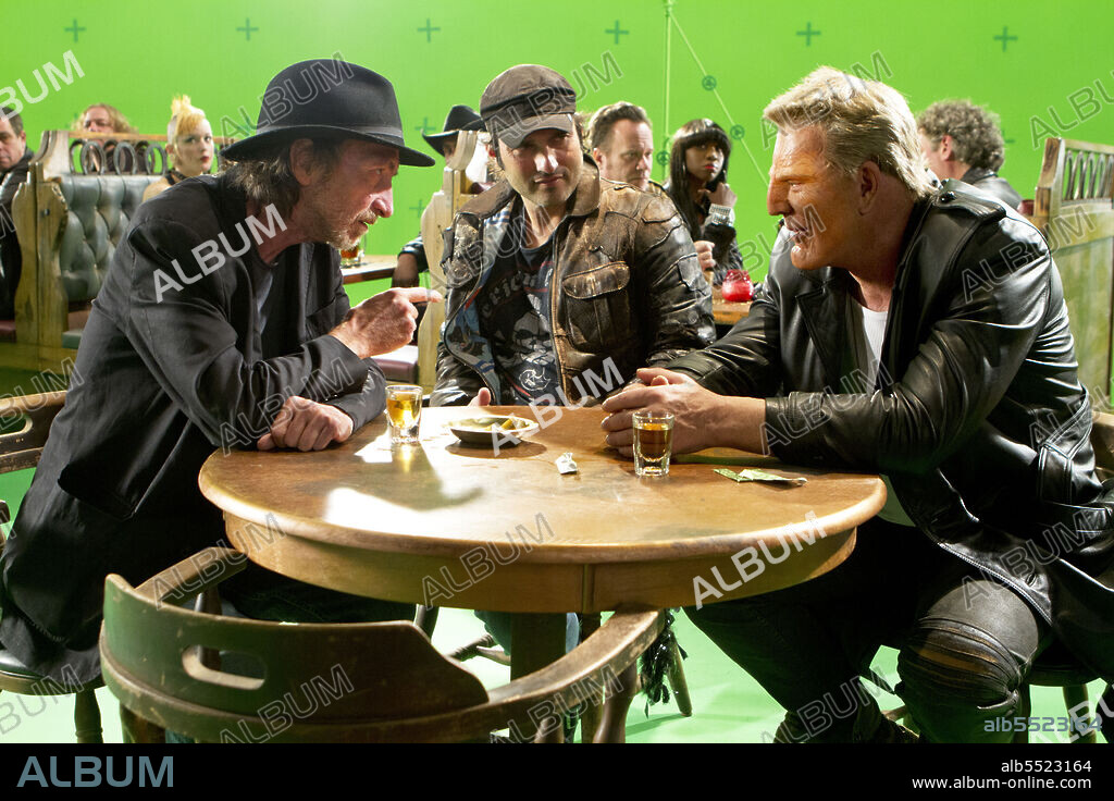 FRANK MILLER, MICKEY ROURKE y ROBERT RODRIGUEZ en SIN CITY: UNA DAMA POR LA QUE MATAR, 2014 (SIN CITY: A DAME TO KILL FOR), dirigida por FRANK MILLER y ROBERT RODRIGUEZ. Copyright MIRAMAX FILMS.