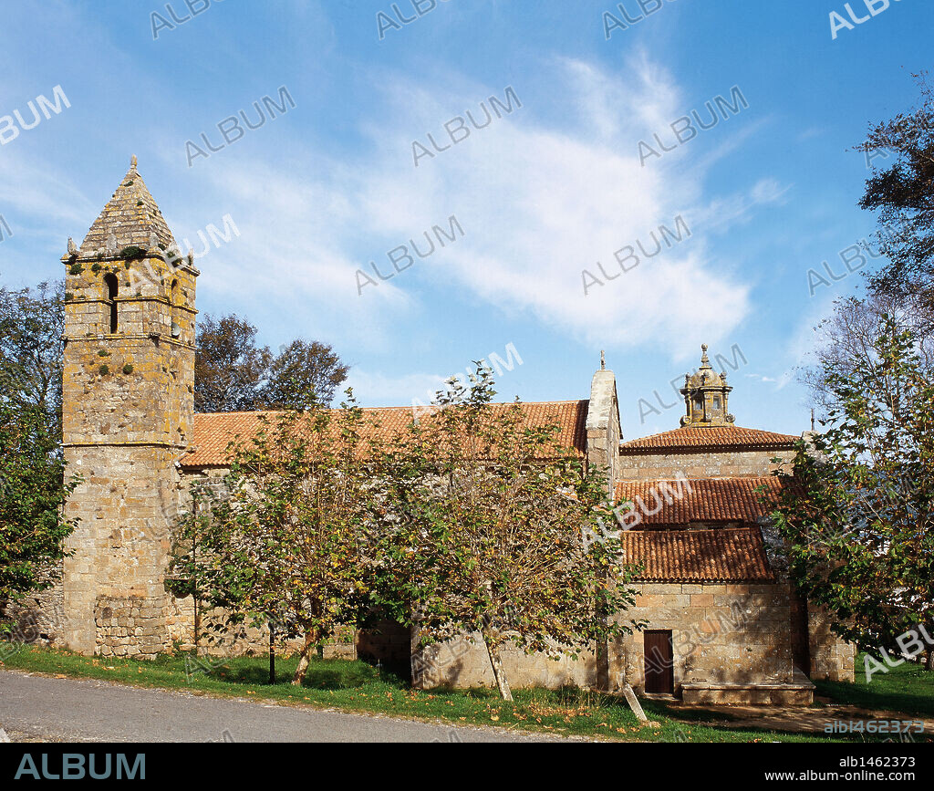 GALICIA. FINISTERRE (FISTERRA). Vista exterior de la iglesia de SANTA MARIA DAS AREAS, de estilo gótico tardío pero con muchos detalles románicos. Provincia de A Coruña. España.