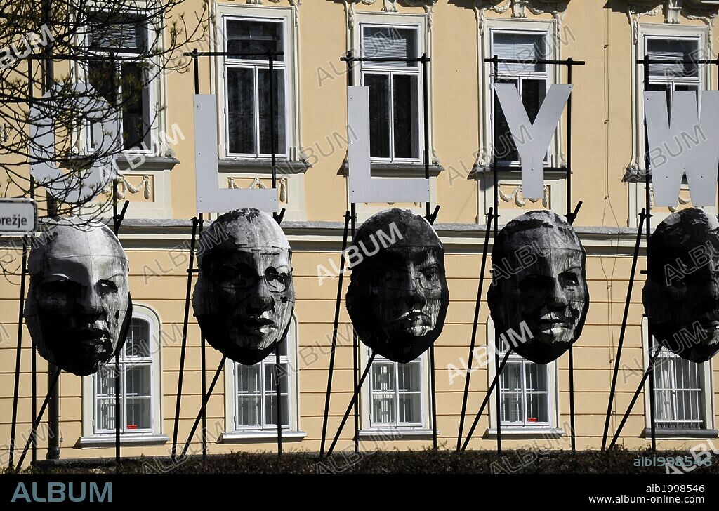 ESLOVENIA. LIUBLIANA (LJUBLJANA). Esculturas-mácaras de arte contemporáneo, ubidas en las calles de la ciudad. El objetivo es dar un mensaje crítico a la política, ya que aparecen en los rostros, retratos de políticos eslovacos. Exposición temporal. Europa Central.