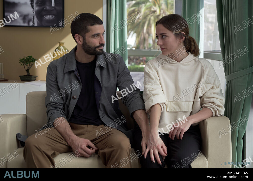 ALEX GARCIA y SILVIA ALONSO en SOLO UNA VEZ, 2021, dirigida por GUILLERMO RIOS BORDON. Copyright Radio Televisión Canaria.