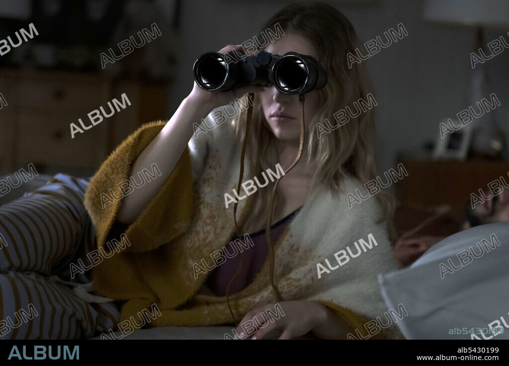 SYDNEY SWEENEY en THE VOYEURS, 2021, dirigida por MICHAEL MOHAN. Copyright Divide/Conquer.