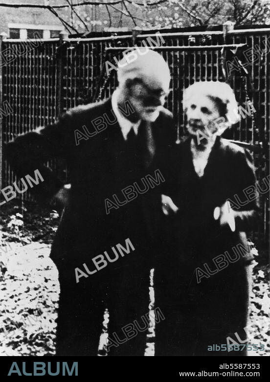 Freud, Sigmund Nervenarzt, Begründer der Psychoanalyse Freiberg (Mähren) 6.5.1856 - London. 23.9.1939. Siegmund Freud mit Ehefrau Martha, geb. Bernays, im Garten des Hauses Maresfield Gardens, London. Foto, September 1939.