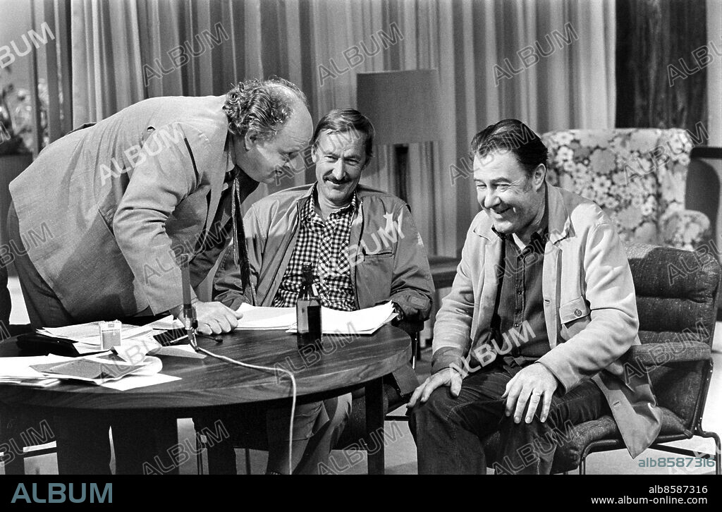 STOCKHOLM 1973-08-20.. Reportage inför SVERIGES MAGASIN. TV-program.. Sänt första gången 1973-09-10.. Här ses från vänster Gunnar Arvidson, programledare, Anders Erik Malm och Karl-Axel Sjöblom.. Foto: Bo-Aje Mellin / RiR / SVT / Kod: 5600. Artikel publ. i RiR 37/73 sid. 7.. RiR 20930 sv/v neg   . Trio.