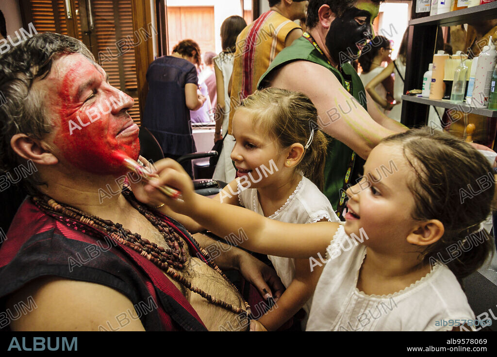 Caracterizacion y maquillaje de los guerreros musulmanes. Moros y cristianos. Pollença. Sierra de Tramuntana. Mallorca. Islas Baleares. Spain.
