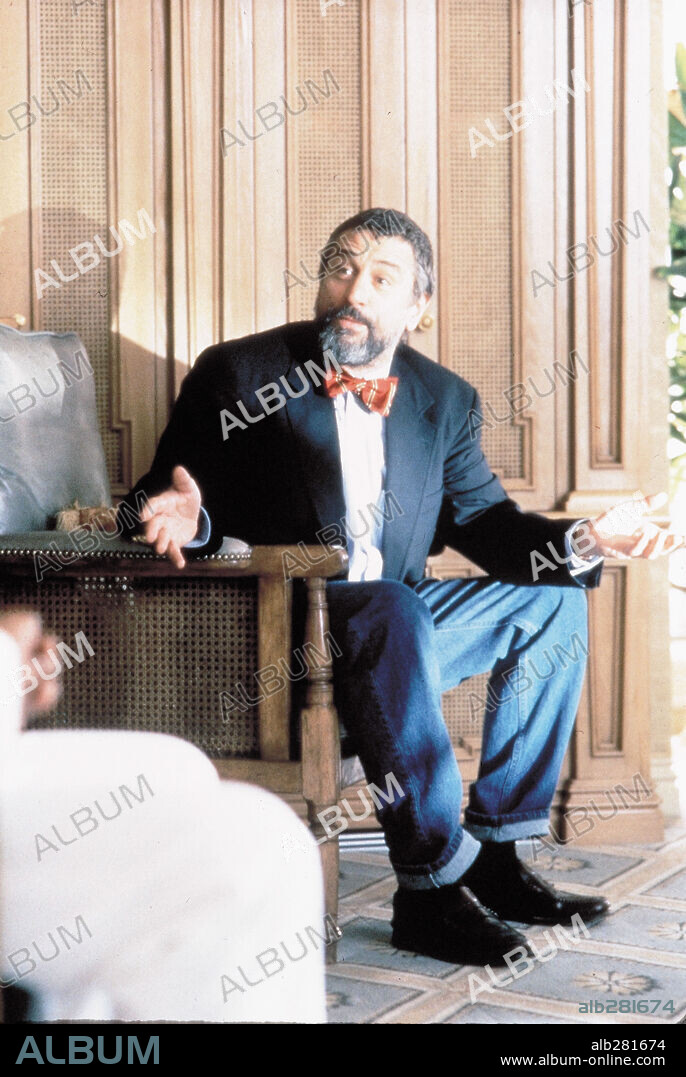 LA CORTINA DE HUMO, 1997 (WAG THE DOG), dirigida por BARRY LEVINSON. Copyright TRIBECA/BALTIMORE PICTURES/PUNCH.
