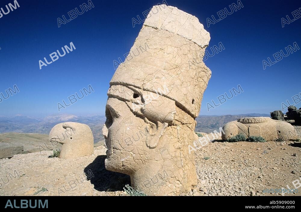 Nemrut Dagi (Taurusgebirge, Prov. Adiyaman, Türkei), Hierothesion König Antiochos I. von Kommagene (69-38 v. Chr.) (errichtet im 1. Jh. v. Chr.), - Westterrasse. Köpfe von Kolossalfiguren Antiochos I. und eines Adlers. Foto, undat.