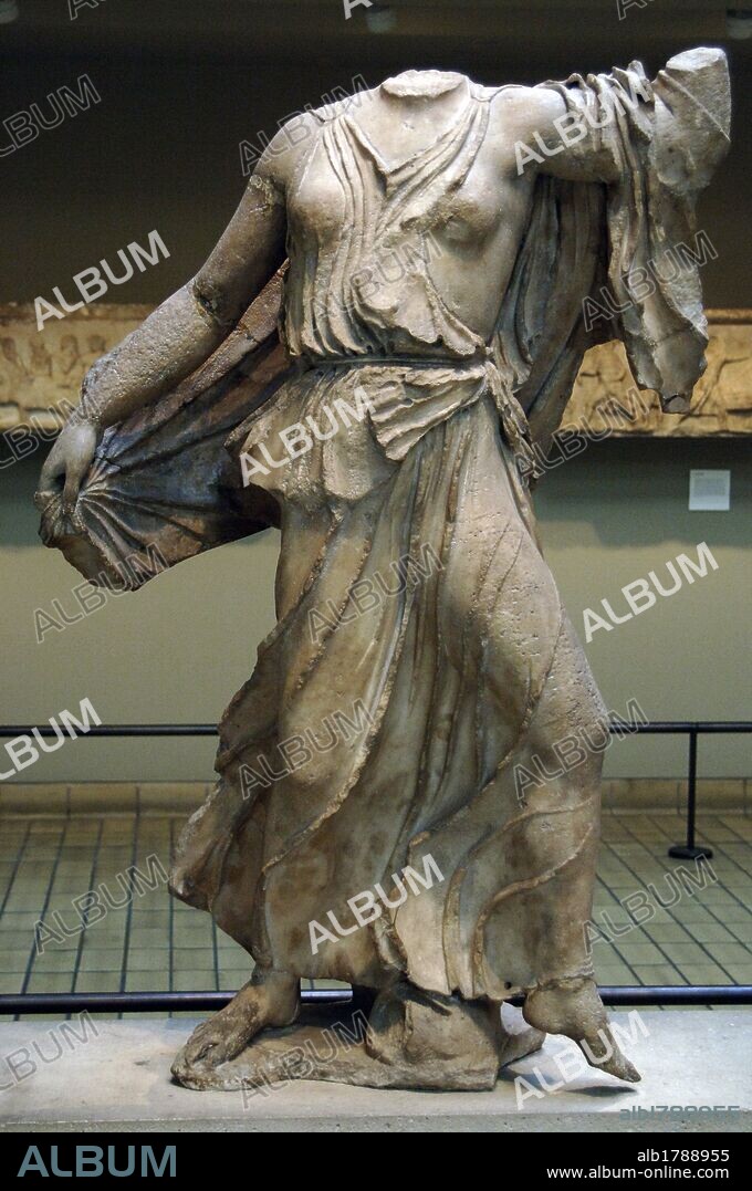 ARTE GRIEGO. TURQUIA. S. IV a. C. Escultura que representa a una NEREIDA procedente del Monumento de las Nereidas de Janto (actual Turquía). Fechada hacia el 390-380 a. C. Museo Británico. Londres. Inglaterra. Reino Unido.