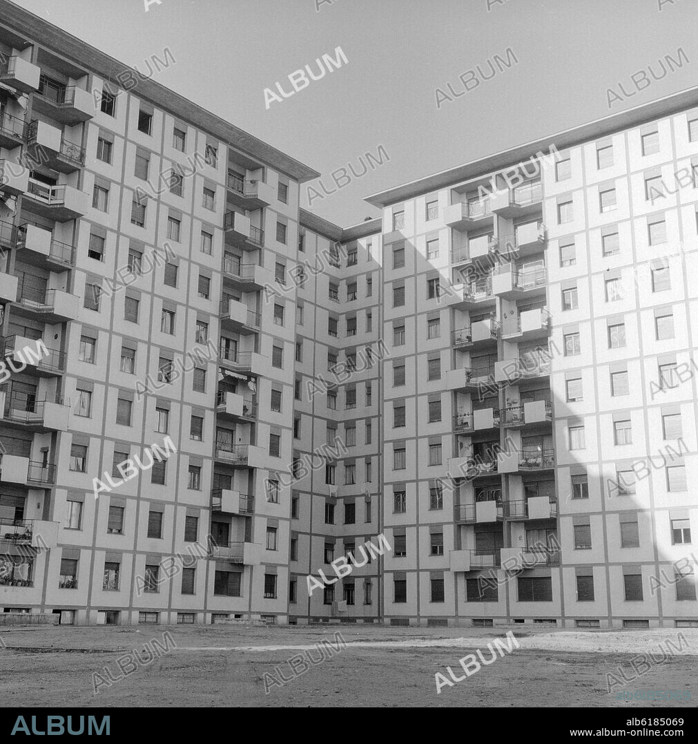 EDIFICIOS DE VIVIENDAS - FOTOGRAFIA EN BLANCO Y NEGRO - AÑOS 60.