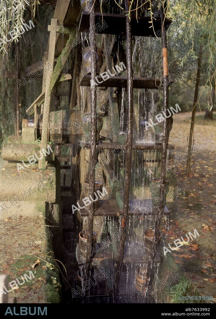 NORIA DE AGUA EN EL RIO-DETALLE DE LA RUEDA.