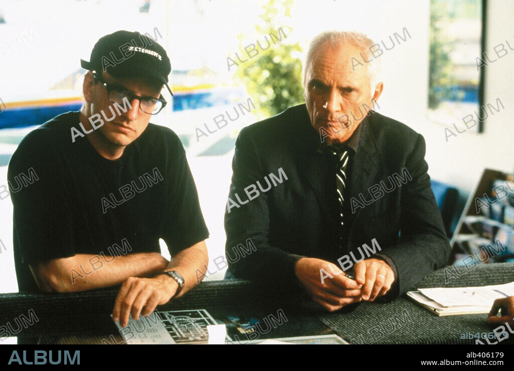 STEVEN SODERBERGH and TERENCE STAMP in THE LIMEY, 1999, directed by STEVEN SODERBERGH. Copyright ARTISAN ENTERTAINMENT.