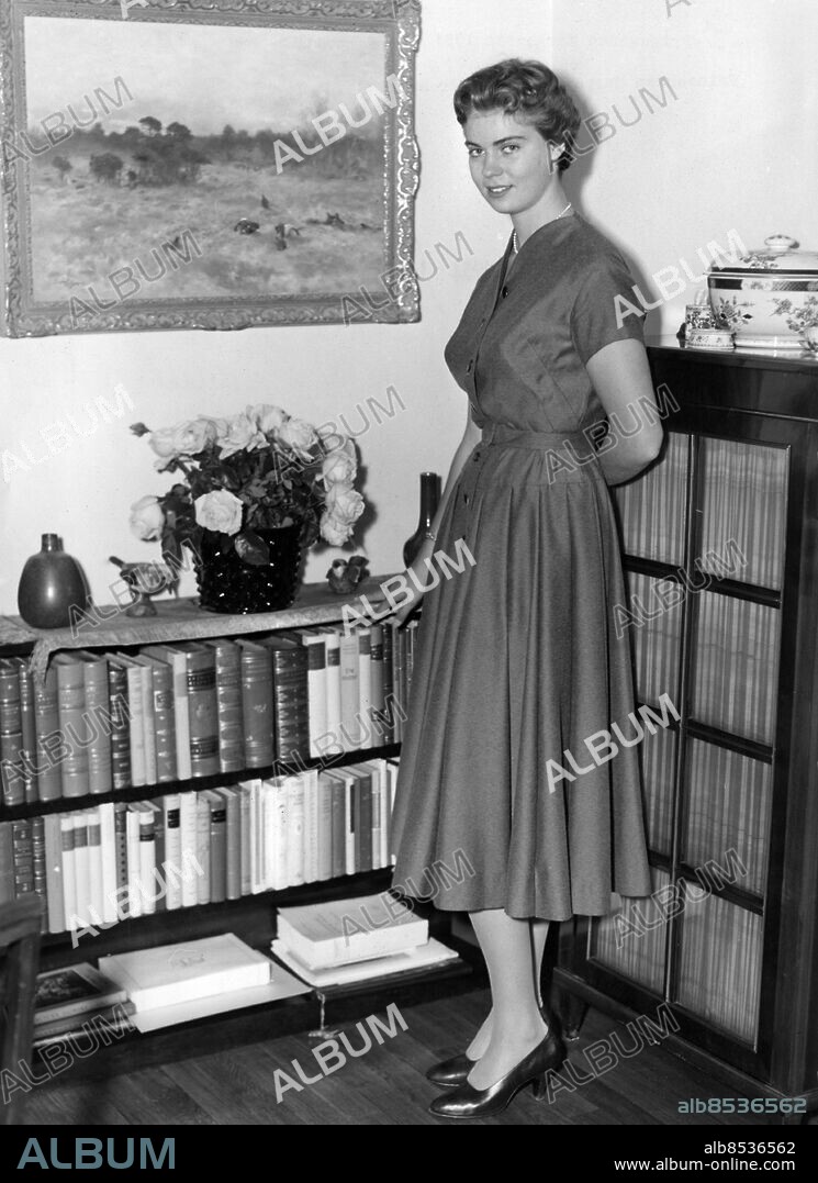 ARKIV 19541020. Prinsessan Margaretha framför en tavla av Bruno Liljefors.. Foto: Pressens Bild / TT / Kod: 194.