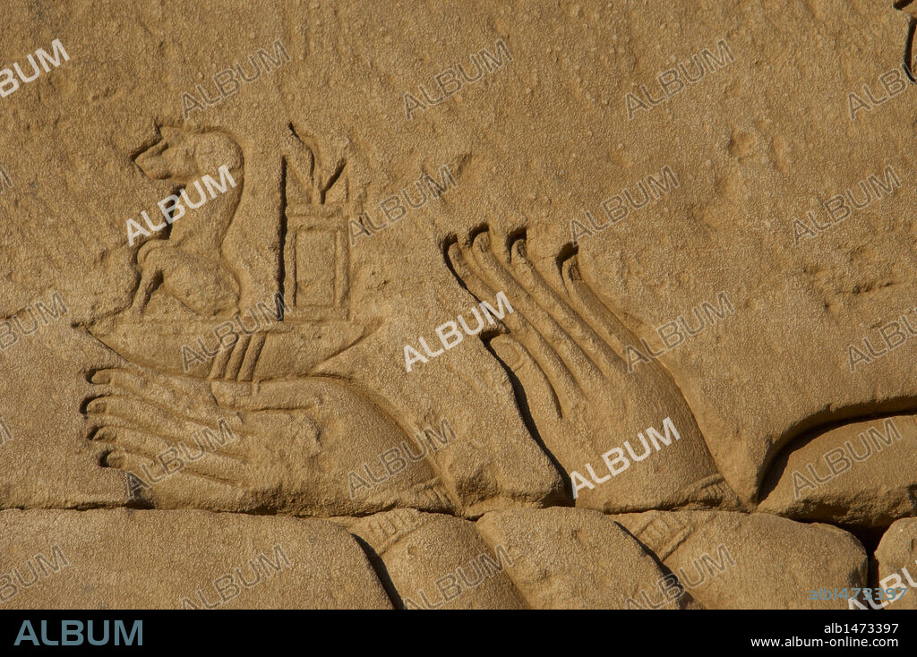 Arte Egipcio. Dendera. Complejo del Templo de Hathor. Mammisi romano o Casa del Nacimiento Divino. El Emperador Trajano ofreciendo una clepsidra. Detalle de las manos. Socorro. Primera pared intercolumnar. Cara sur.