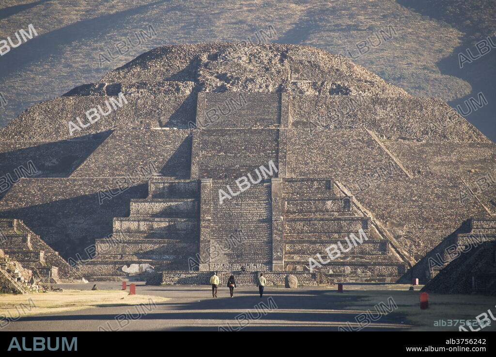 The Avenue of the Dead leading to the Pyramid of the Moon, Archaeological Zone of Teotihuacan, UNESCO World Heritage Site, Mexico, North America.