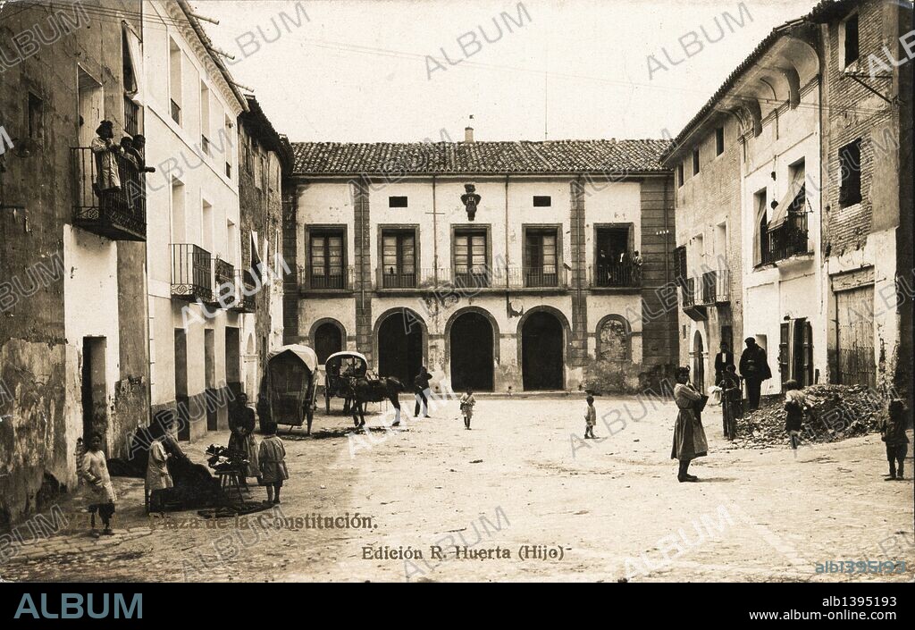 Épila (Zaragoza). Plaza de la Constitución. Año 1916.