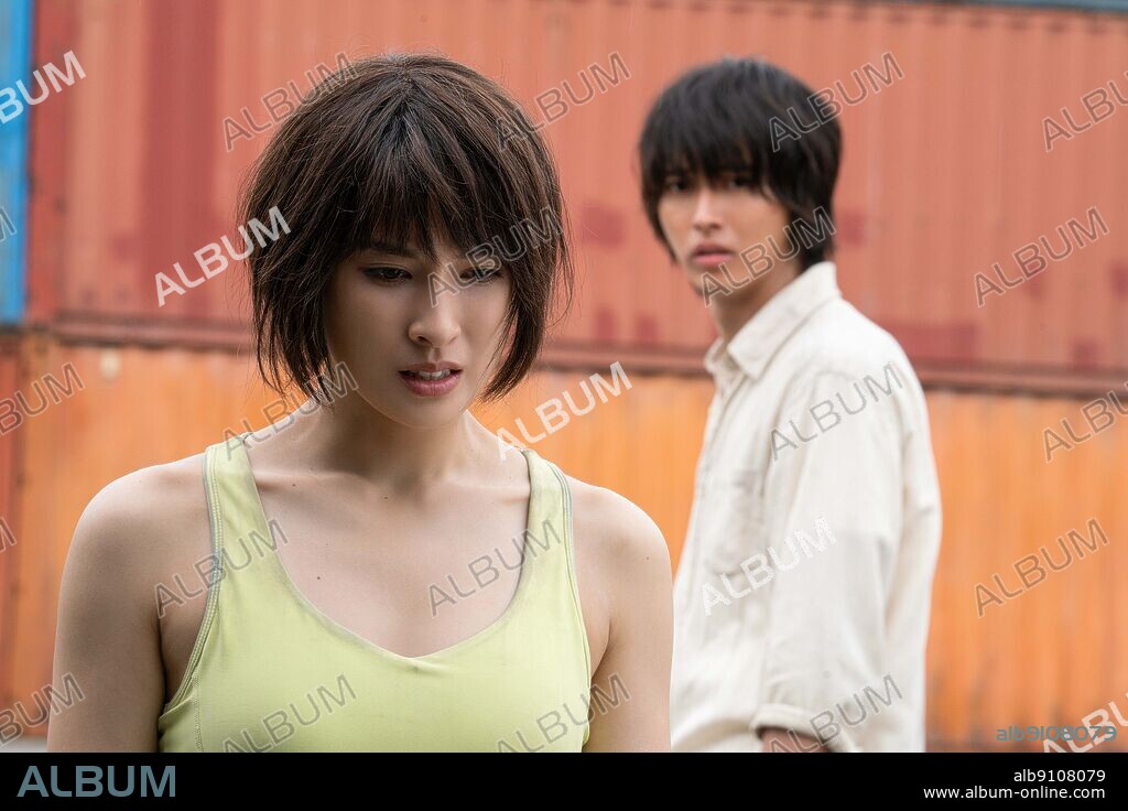KENTO YAMAZAKI y TAO TSUCHIYA en ALICE IN BORDERLAND, 2020, dirigida por SHINSUKE SATO. Copyright Robot Communications Inc.