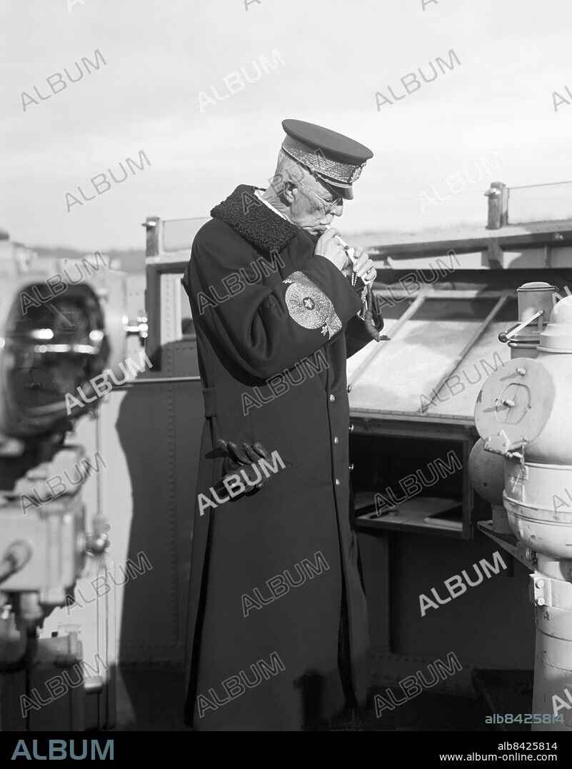 ARKIV 1929 . Kung Gustaf V ombord på jagaren Ehrenskiöld . Foto: TT / Kod 1900.
