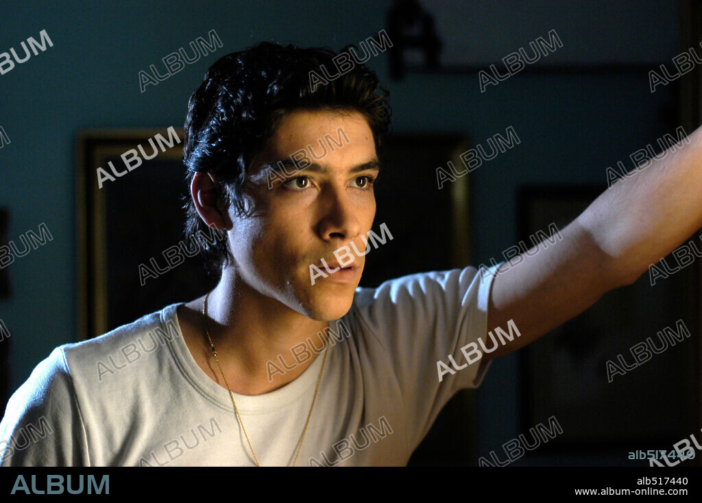 OSCAR JAENADA en XXL, 2004, dirigida por JULIO SANCHEZ VALDES. Copyright TRIPICTURES/SOGECINE.