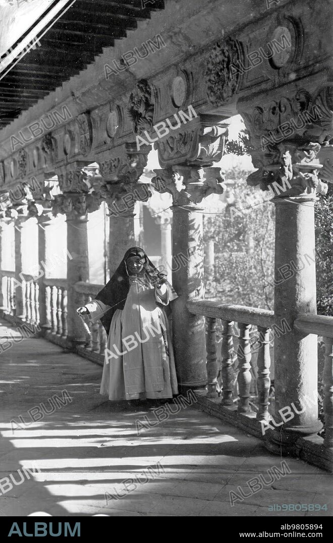 1933. LAS PLATERESCAS COLUMNAS DE LAS DUEÑAS. FOTO: GOMBAU.-FECHA APROXIMADA.- 	
El patio es una de las joyas del renacimiento español.
El convento fue fundado en 1419, aunque la iglesia, de estilo gótico, data del siglo XVI.
Vista del claustro del convento con jardín 	
Las monjas dominicas fundaron el convento en 1419, estableciéndose en un palacio de estilo morisco, del que se conserva una portada con arco apuntado y magníficos alicatados. La iglesia del convento se construyó a mediados del siglo XVI. Consta de una sola nave ojival, siendo la fachada de estilo plateresco. Actualmente Convento de las MM.
