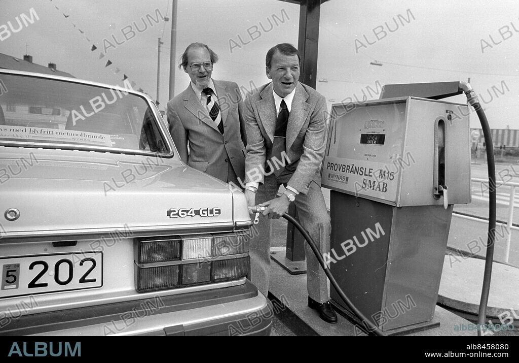 GÖTEBORG 1979-06-12.. Pehr G Gyllenhammar tankar metanolbränsle i en Volvobil. *** Local Caption *** Krep blad 1979-435 Foto: Bror Augustsson / Kamerareportage / TT / Kod: 2524.