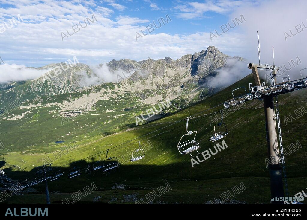 Swinica (2301 metros), Kozi Wierch (2291 metros), Skrajni Granat (2225 metros), funicular de Kuznice a Kasprowy Wierch , parque nacional Tatra, Malopolska, Cárpatos,  Polonia, europe.