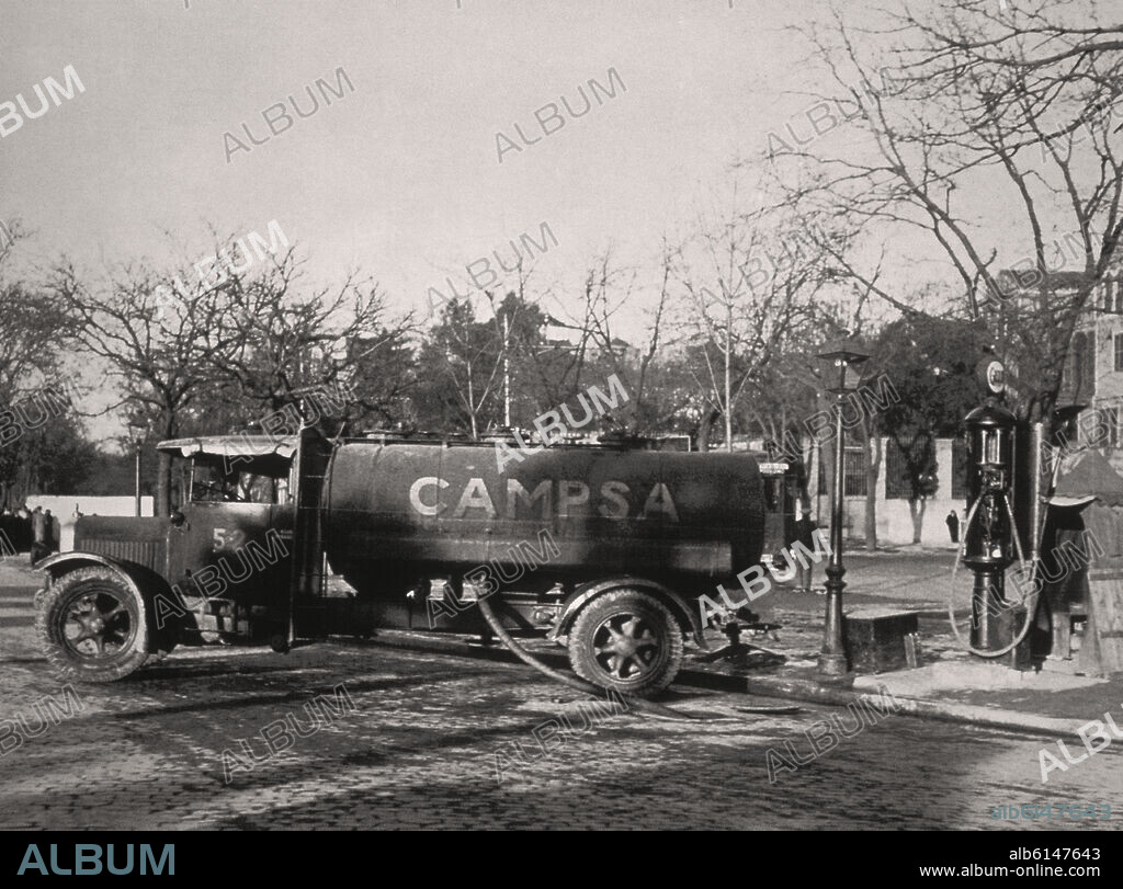 REVISTA B/N-CAMION CISTERNA SUMINISTRA GASOLINA-PLZA COLON-1928.
