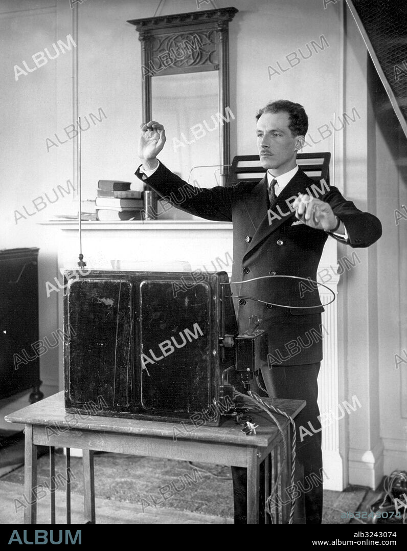 Orig. bildtext... A PROFESSOR OF ELECTRICAL MUSIC. Prof. Theremin, a russian, whose Theremin Vox, an electrical machine similar to the radio which produces a a continuous flow of sound which is regulated by the movement of the hands, is to produce his machine for the public. He has already demonstrated the device in France and Germany and expets that when put on sale the instrument will be received enthusiastically. Photo shows Prof. Theremin demonstrating how his instrument produces music. Anm. Elektronisk musik persons: LEON THEREMIN sites: SOVJETUNIONEN*44;USA;NEW YORK.