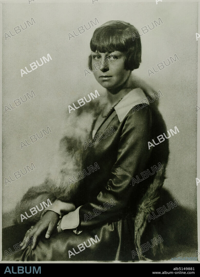 Franz Grainer, portrait of a woman, Staatliche Landesbildstelle Hamburg, collection on the history of photography, paper, bromoil print, image size: height: 41,1 cm; width: 31 cm, signed, in lead: Grainer, stamp: verso u. left: stamp and object inscription of the Staatliche Landesbildstelle Hamburg, portrait photography, portrait, half profile (three-quarter view), sitting figure, fashion, clothing, young woman, girl, jacket, coat, cape.