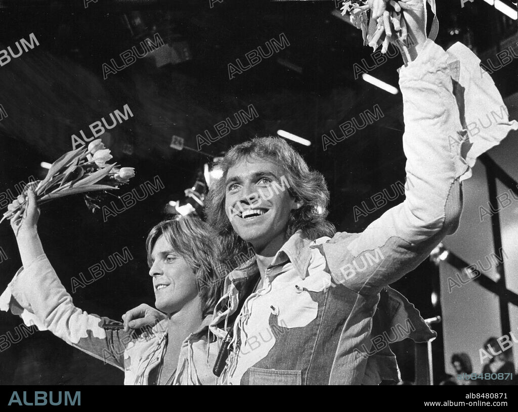 Stockholm 1973-02-10. Melodifestivalen 1973. Glada vinnare: Göran Fristorp och Claes af Geijerstam sjöng om "Sommaren som aldrig säger nej" så bra att hela schlagerjuryn sa ja, även om tittarna inte var nöjda.. Foto: Weine Lexius / Expressen / TT / Kod: 32. ** AFTONBLADET OUT **.