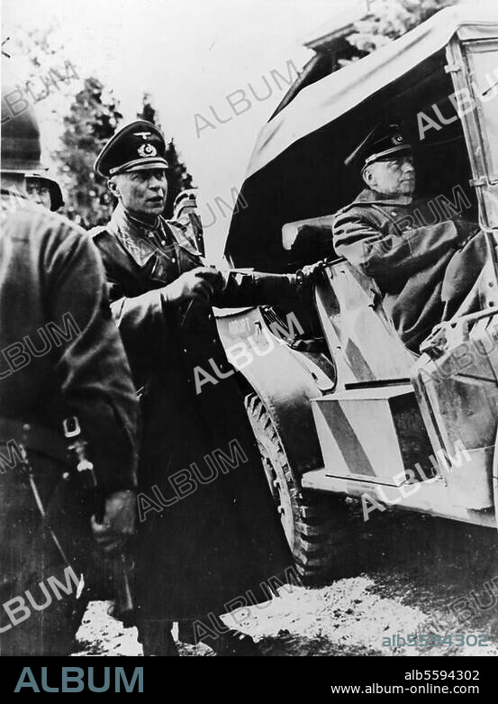Kleist, Ewald von Generalfeldmarschall (Wehrmacht). im 2. Weltkieg, (8.8.1881 Braunfels-Nov. 1954 Wladimirowka / UdSSR). - Ewald von Kleist (links) und General Russwurm bei ihrer Gefangennahme durch Soldaten der 3. US-Armee in Mittenfels, am 3. Mai 1945.- Foto.