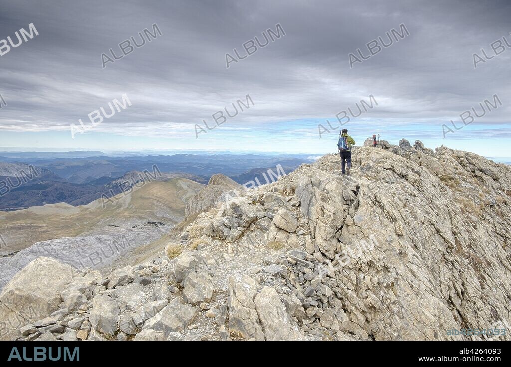 escursionistas ascendiendo el pico mesa de los Tres Reyes , Hiru Errege Mahaia, 2442 metros, Parque natural de los Valles Occidentales, Huesca, cordillera de los pirineos, Spain, Europe.