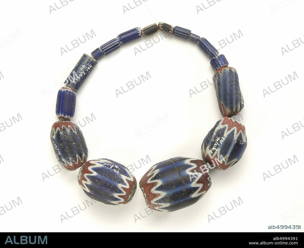 string of beads, Necklace of 16 Aggry beads manufactured à la facon de Venice. Beads with regular pattern, in the middle a dark blue field, to both ends with zigzag bands in white, red-white, green-white., Necklace, beads (16x), glass, 16th-17th century 1500-1700, Netherlands, North Holland, Amsterdam, Amsterdam.