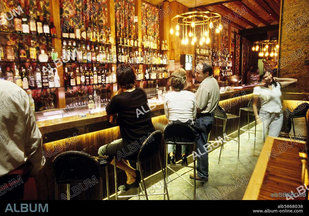 barrio del Carmen; Bar en calle Cavallers.