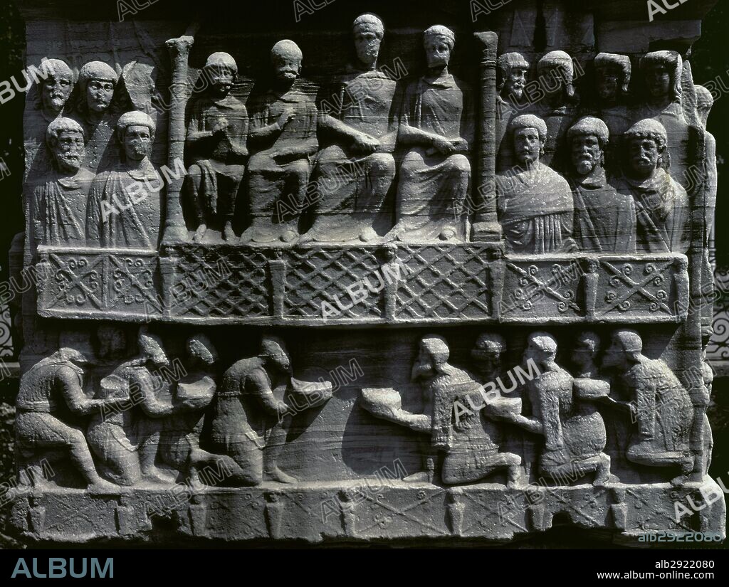 IMPERIO BIZANTINO. TURQUIA. "OBELISCO DE TEODOSIO". Detalle de la base del obelisco que mandó construir TEODOSIO I (346-395) en el 390 d. C. para la ornamentación del HIPODROMO DE BIZANCIO. En los bajorrelieves se representa al emperador rodeado de su familia presidiendo las carreras en el hipódromo, y recibiendo el homenaje de sus enemigos vencidos. El Hipódromo. ESTAMBUL.
