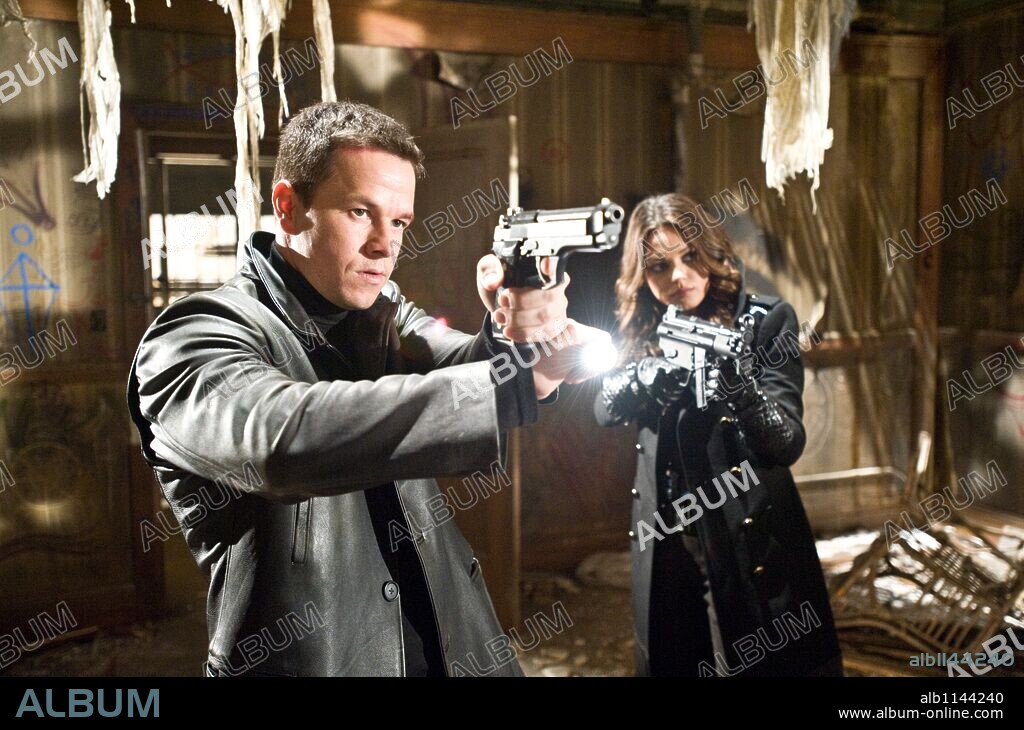 MARK WAHLBERG and MILA KUNIS in MAX PAYNE, 2008, directed by JOHN MOORE. Copyright ABANDON ENTERTAIMENT/COLLISION ENTERTAINMENT/DEPTH ENTERTAIN / GIBSON, MICHAEL.
