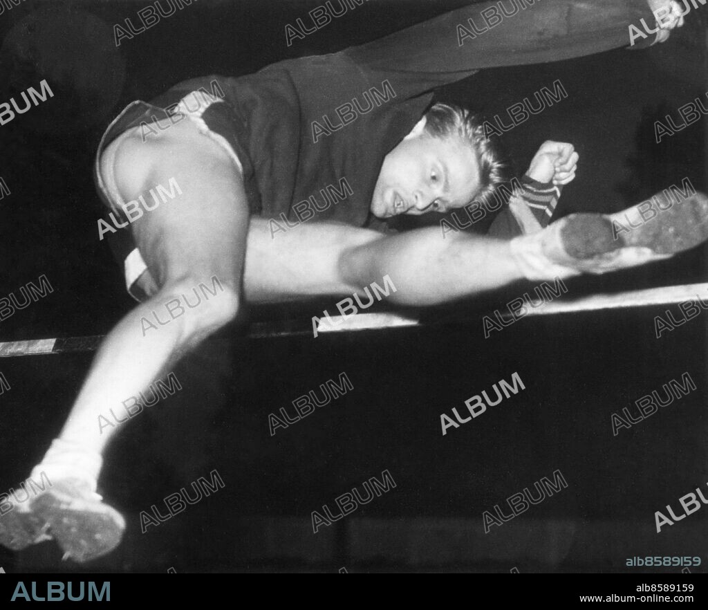 STOCKHOLM 1952-10-07. Arne Ljungqvist, idrottsledare och läkare, hoppar höjdhopp vid ett studentmästerskap på Kristinebergs idrottsplats. Han blev svensk mästare i höjdhopp 1952.. Foto: SvD / TT / Kod: 1101.
