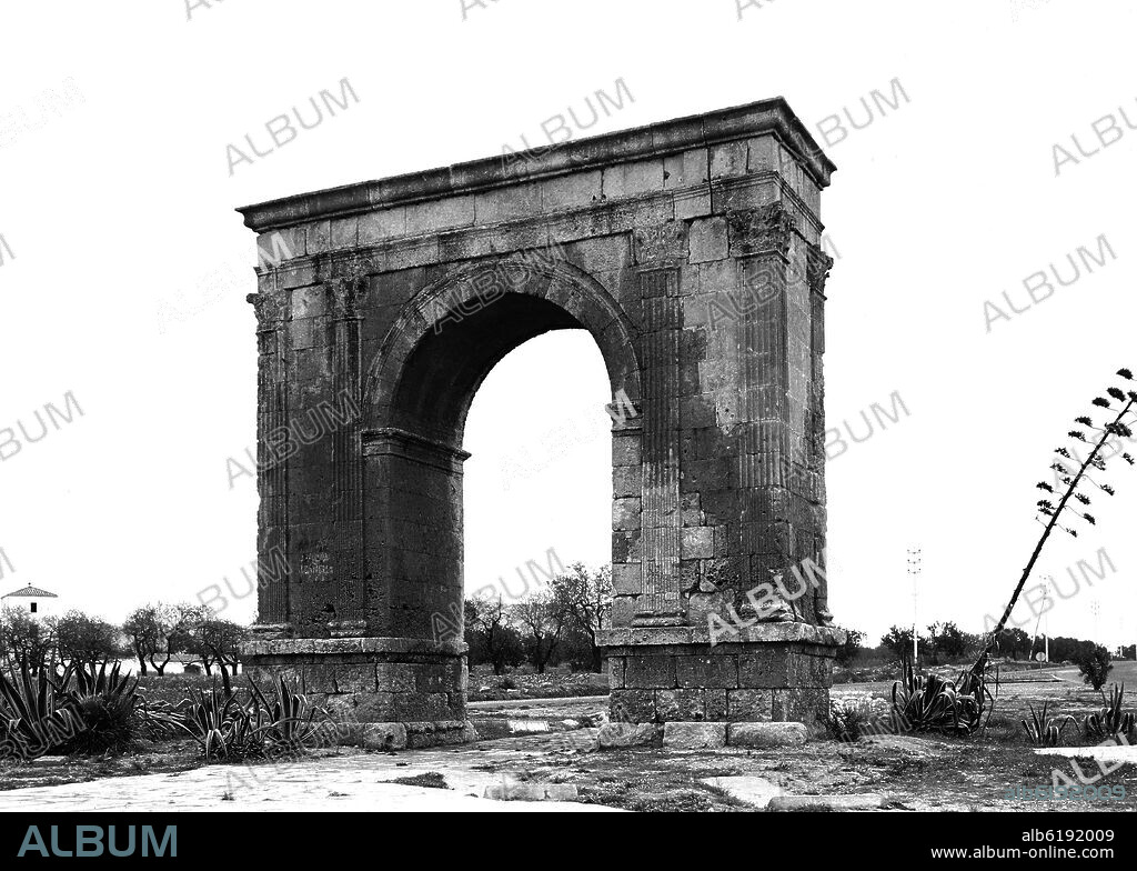 ARCO DE BARA ERIGIDO POR EL GENERAL LUCIO LICINIO SURA ENTRE LOS AÑOS 102 Y 107 - FOTOGRAFIA EN BLANCO Y NEGRO - 1956.