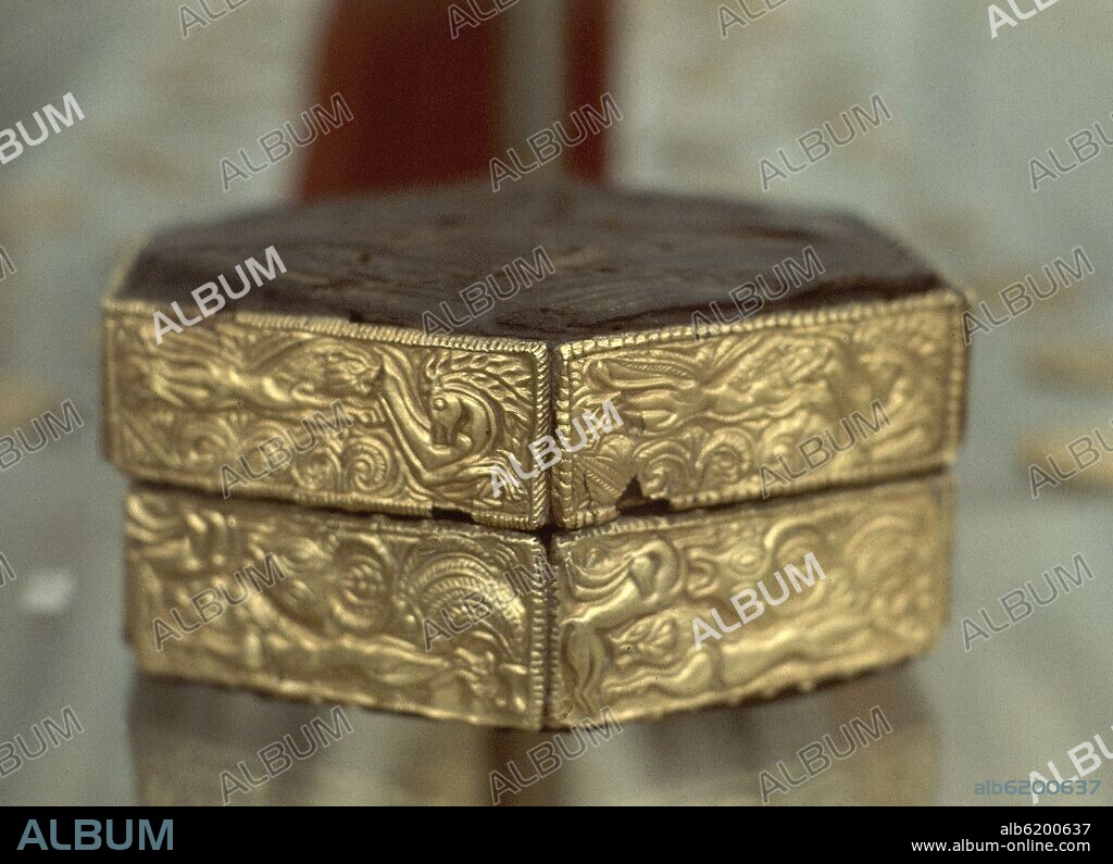 CAJA HEXAGONAL DE MADERA RECUBIERTA DE ORO PROCEDENTE DE LA TUMBA V DE MICENAS - 1500 AC.