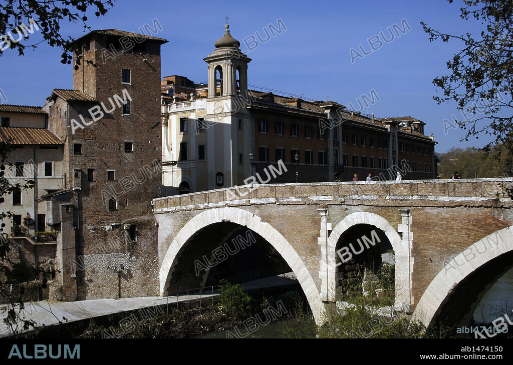 ITALIA. ROMA. Vista del PUENTE FABRICIO o PUENTE DE LAS CUATRO CABEZAS, fechado en el siglo I a. C. ISLA TIBERINA.