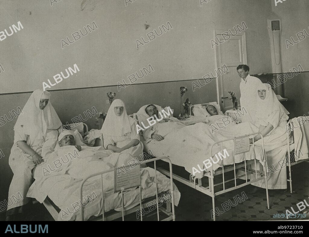 Saint Petersburg (Russia), October 1916. Tsarina Alexandra and her daughters, Grand Duchess Olga and Grand Duchess Tatiana, on the officers' ward of the Tsarskoye Selo hospital for the wounded.