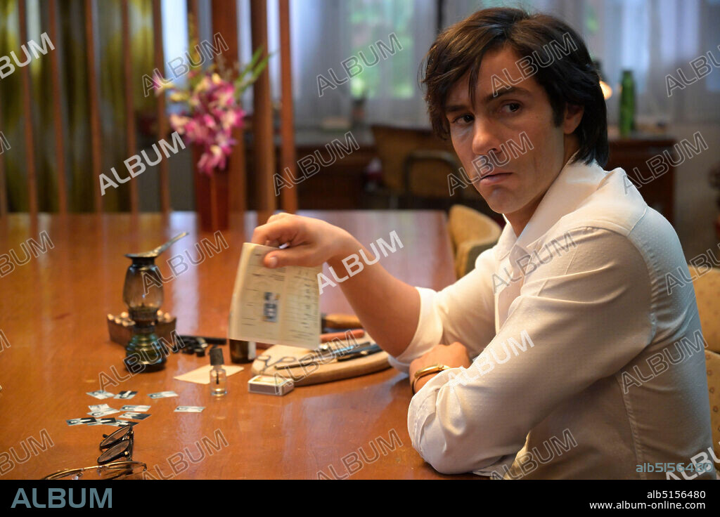 TAHAR RAHIM dans THE SERPENT, 2021, réalisé par TOM SHANKLAND. Copyright BBC ONE.