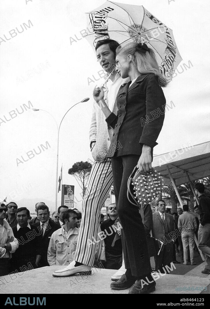 CANNES 1967 . Filmfestivalen i Cannes. Thommy Berggren och Pia Degermark intervjuas av världspressen om sina insatser i filmen "Elvira Madigan".. Foto: Lars Åström / Skånereportage / Kod: 36100.