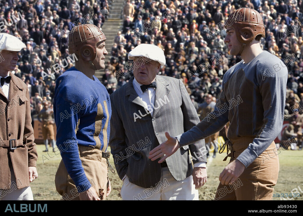 BLAKE CLARK, GEORGE CLOONEY and JOHN KRASINSKI in LEATHERHEADS, 2008, directed by GEORGE CLOONEY. Copyright CASEY SILVER PRODUCTIONS/OUTLAW PROD/SMOKE HOUSE / GORDON, MELINDA SUE.