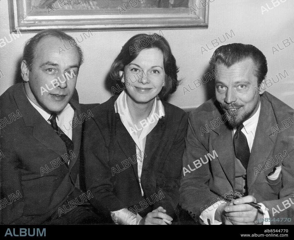 Orig. bildtext... Här sitter Gustav III, Tintomara och Terrade. Det är respektive Olof Bergström, Anita Björk och Gösta Prüzelius som skall göra dessa personer i Drottningens Juvelsmycke, skådespel i fem akter av Carl JOnas Love Almquist, som blir Malmö Stadsteaters nästa program. För Bergström blir det att hoppa ur Higgins kläder och i Gustav III:es. De båda övriga är nyengagerade vid Malmöscenen och bilden togs då man på måndagen gjorde den första samlingen av artisterna och då teaterchefen Gösta Folke fick tillfälle att hälsa dem välkomna. Anm. CD482 persons: GÖSTA PRÜZELIUS;ANITA BJÖRK;OLOF BERGSTRÖM sites: MALMÖ;SVERIGE.